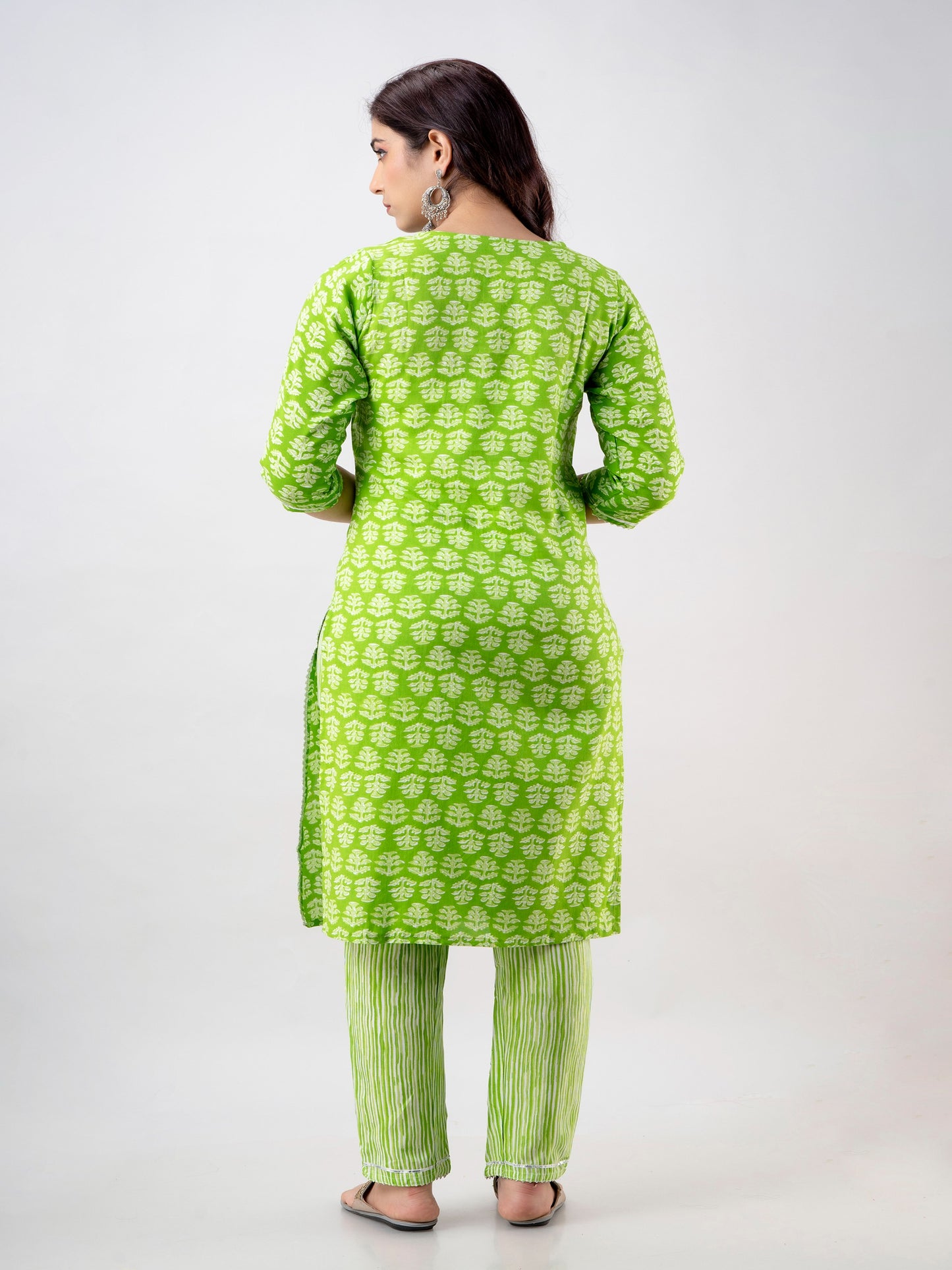 Celebravo Women Green Floral Printed Kurta and Pant Set with Embroidery Work on Yoke